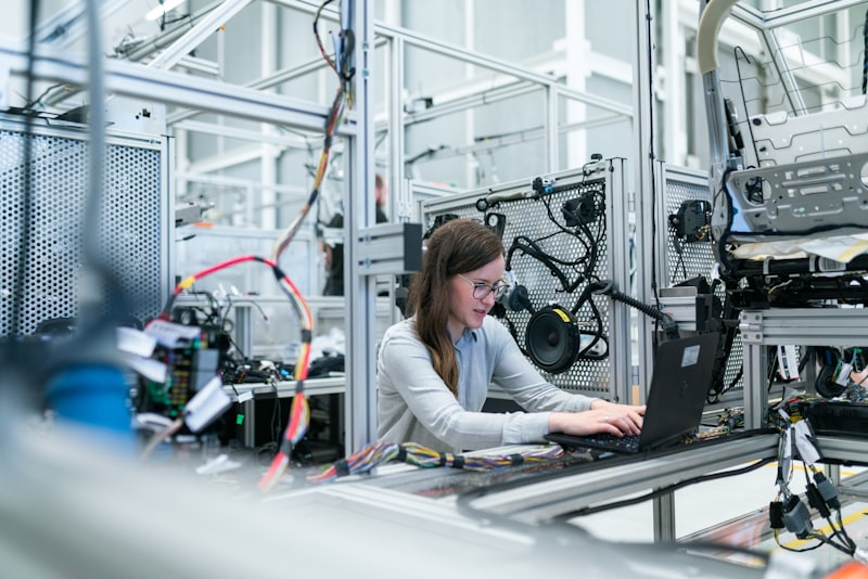 Technicien suivant une procédure d'essai sur système hydraulique