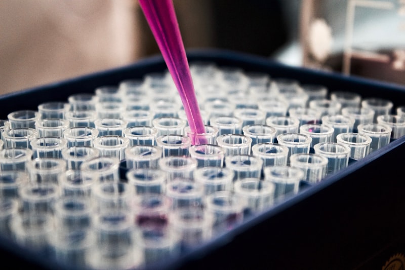 Expert réalisant un audit métrologique détaillé