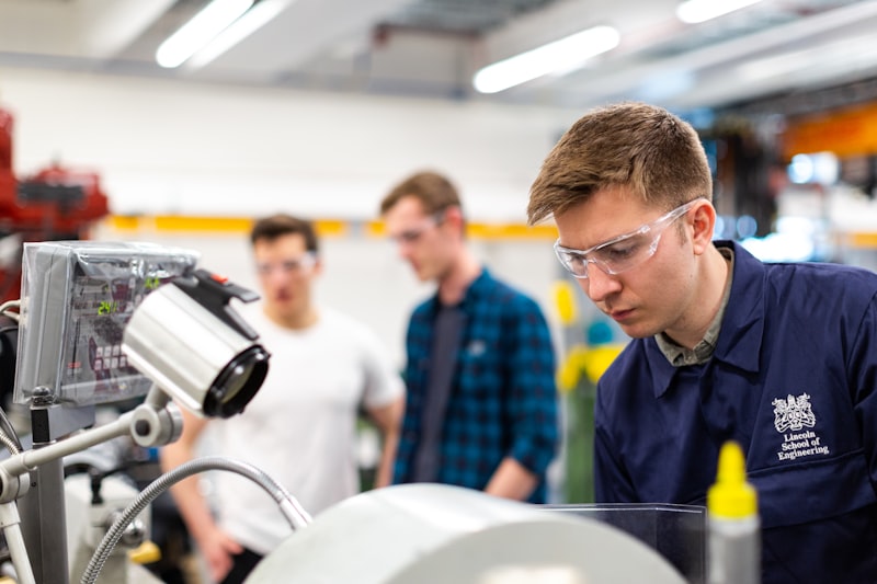Expert hydraulique analysant un concept de machine existante